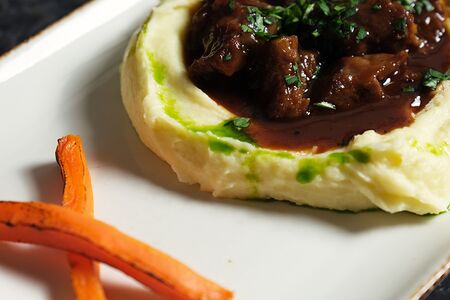 Томленые говяжьи щёчки в соусе из красного вина