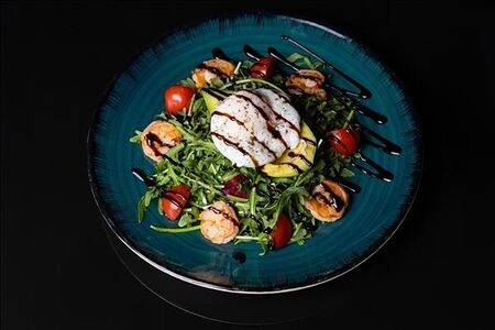 Салат из креветок и авокадо