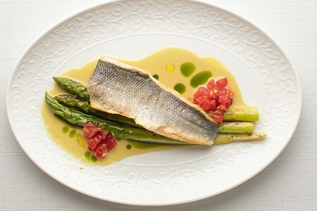 Филе сибаса со спаржей 