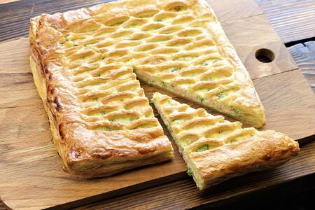 Пирог с брусникой и яблоком из слоеного теста