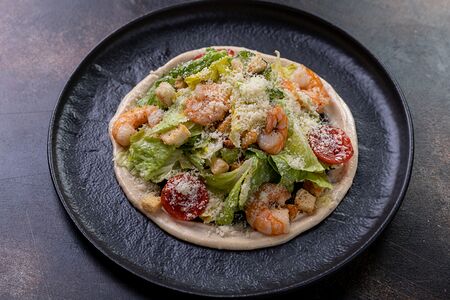 Салат Цезарь с креветками