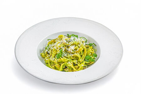 Тальятелле с курицей и шампиньонами в сливочном соусе с песто