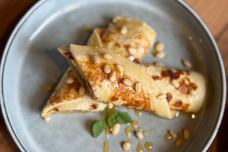 Блин с грушей, горгонзолой, медом и кедровыми орешками