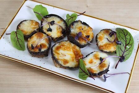 Шампиньоны под сырной шапочкой