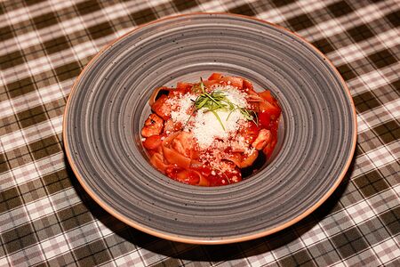 Фетучини с куриным филе и баклажанами 