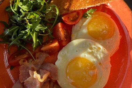 Яичница с беконом и тостами 