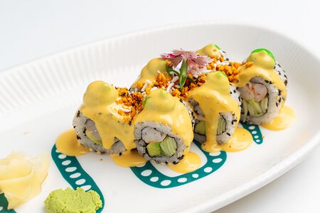 Ролл с креветкой, манго и васаби-кремом