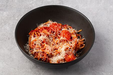 Томатная паста с черри и пармезаном 