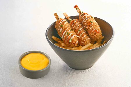 Важные корн-доги с сырным соусом