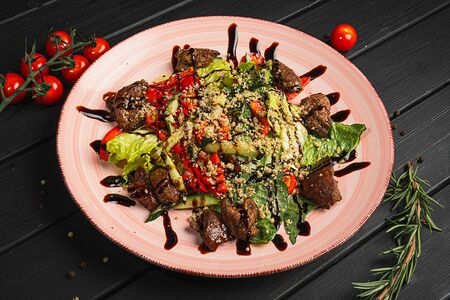 Теплый салат с куриной печенью