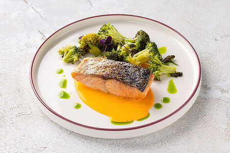 Стейк из лосося с брокколи