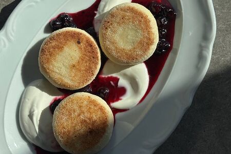 Сырники с вареньем из черной смородины, лаванды и сметаной