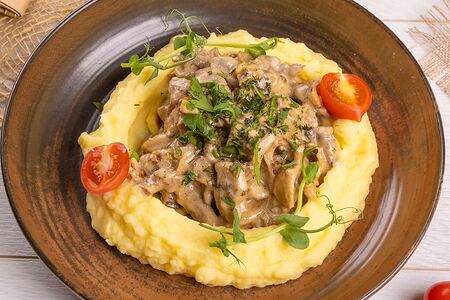 Строганов с картофельным пюре