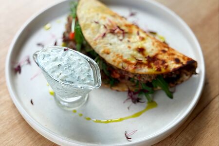 Авторское тако с соусом дзадзики