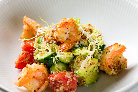 Салат с креветками,  авокадо, томатами и киноа