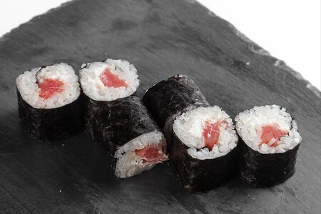 Маки с тунцом