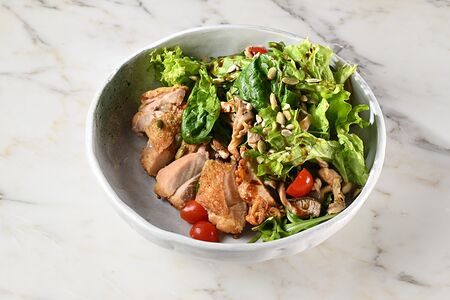 Теплый салат с курицей гриль и грибами