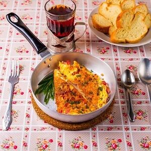 Омлетик из 2х яиц с сыром и помидорами