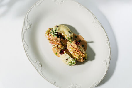 Голубцы из кролика с картофельным пюре и базиликом