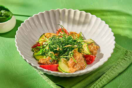 Салат с цыплёнком и рукколой