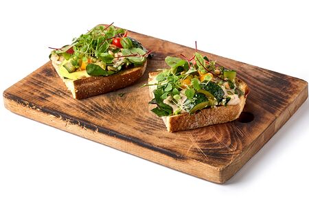 Брускетта с авокадо и битыми огурцами с ореховым соусом