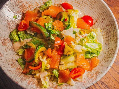 Салат с пряным лососем гравлакс