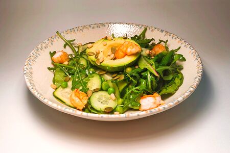 Зеленый салат с креветкой