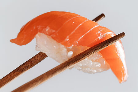 Суши с лососем 