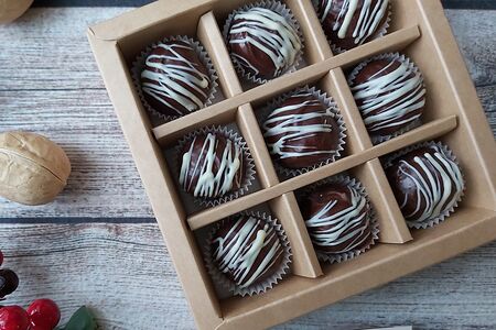 Подарочный набор 9 конфет с сыром пармезан на белом шоколаде ручной работы