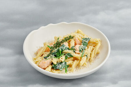 Паста Казаречче с лососем и шпинатом
