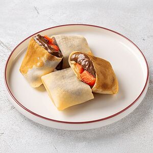 Блинчики с шоколадно-ореховой пастой Нутелла и клубникой