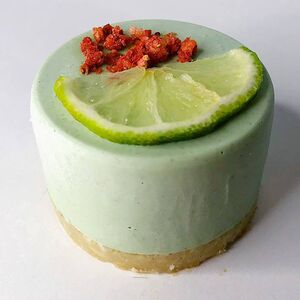 Пирожное лайм-клубника raw без сахара 