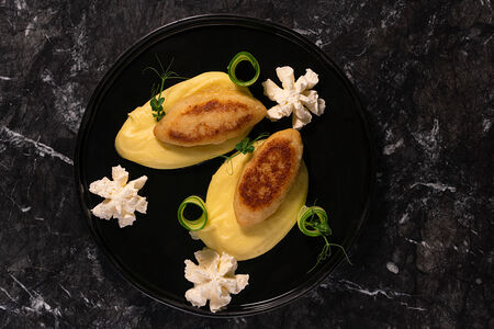 Щучьи котлеты с картофельным муссом и сливочным соусом