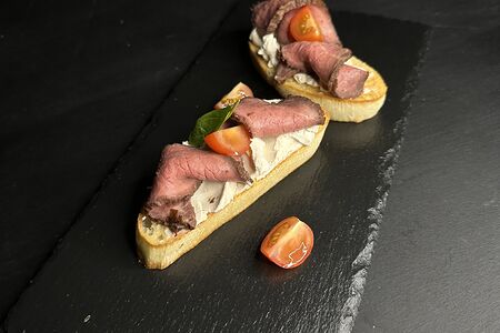 Брускетта с ростбифом