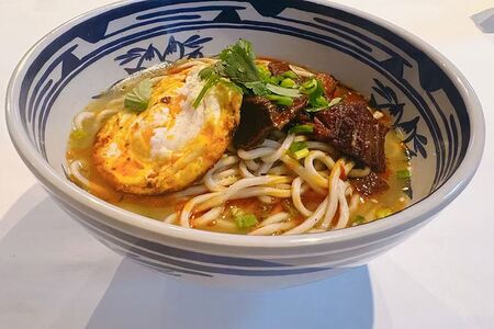 Рамен с тушеной говядиной и яйцом