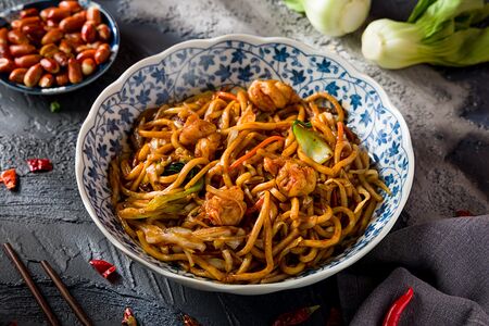 Лапша в устричном соусе с креветками