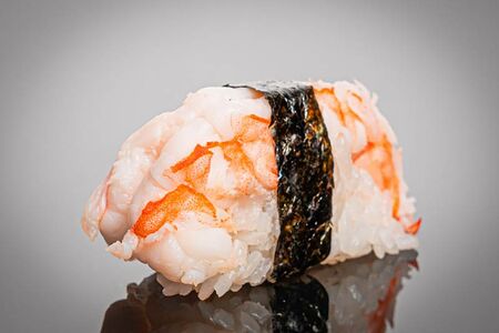 Суши креветка