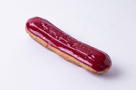 Эклер малиновый