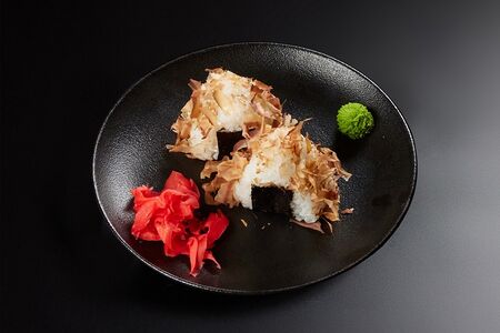 Онигири с тунцом