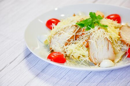 Салат Цезарь с курицей