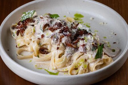 Паста с беконом и жареной коппой
