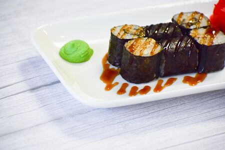 Мини-ролл с угрем