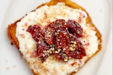 Френч-тост с сезонными фруктами