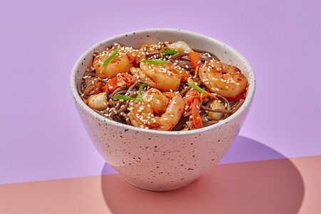 Тигровые креветки с гречневой лапшой