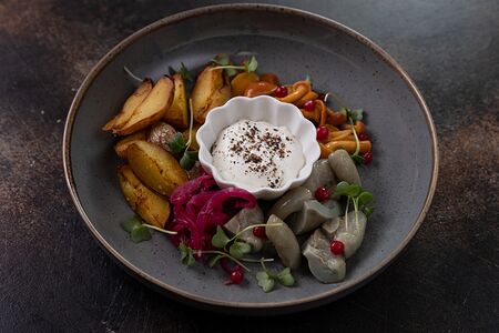 Ассорти соленых грибов с обжаренным картофелем и сметаной