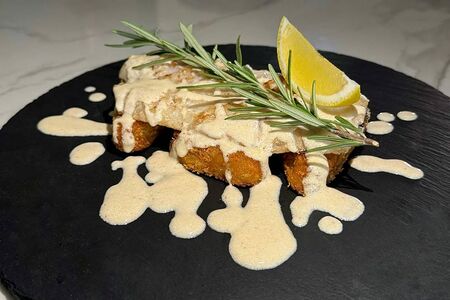 Судак с хашбрауном в соусе с икрой