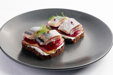 Брускетта с Селедкой, сливочным сыром и свеклой