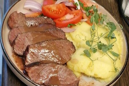 Телячьи щёчки с мятым картофелем