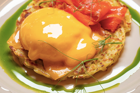 Картофельный драник с лососем слабой соли, яйцом пашот и сыром чеддер