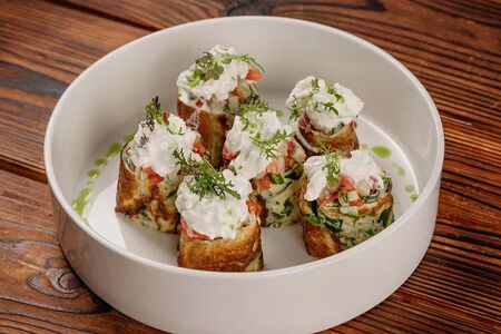 Ролл-омлет с овощной сальсой под сырной шапкой